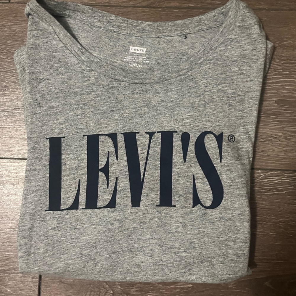 Grey Levi’s T-shirt